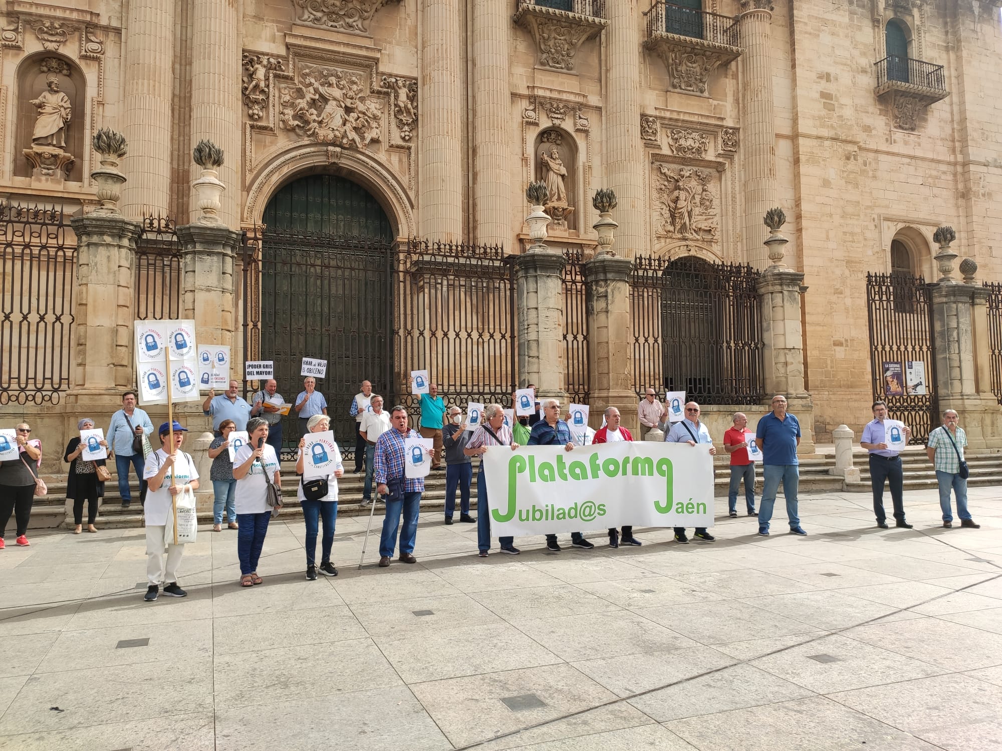 La Asociación Plataforma Jubilados por Jaén durante una concentración en la Plaza de Santa María de Jaén