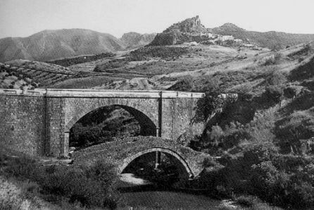 En primer plano, el puente romano desmontado en la decada de los &#039;80