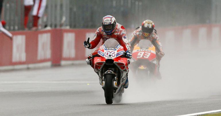 Dovizioso saluda tras entrar primero a meta por delante de Márquez