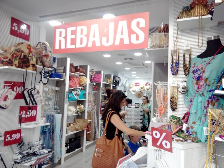 Una mujer asiste al primer día de rebajas