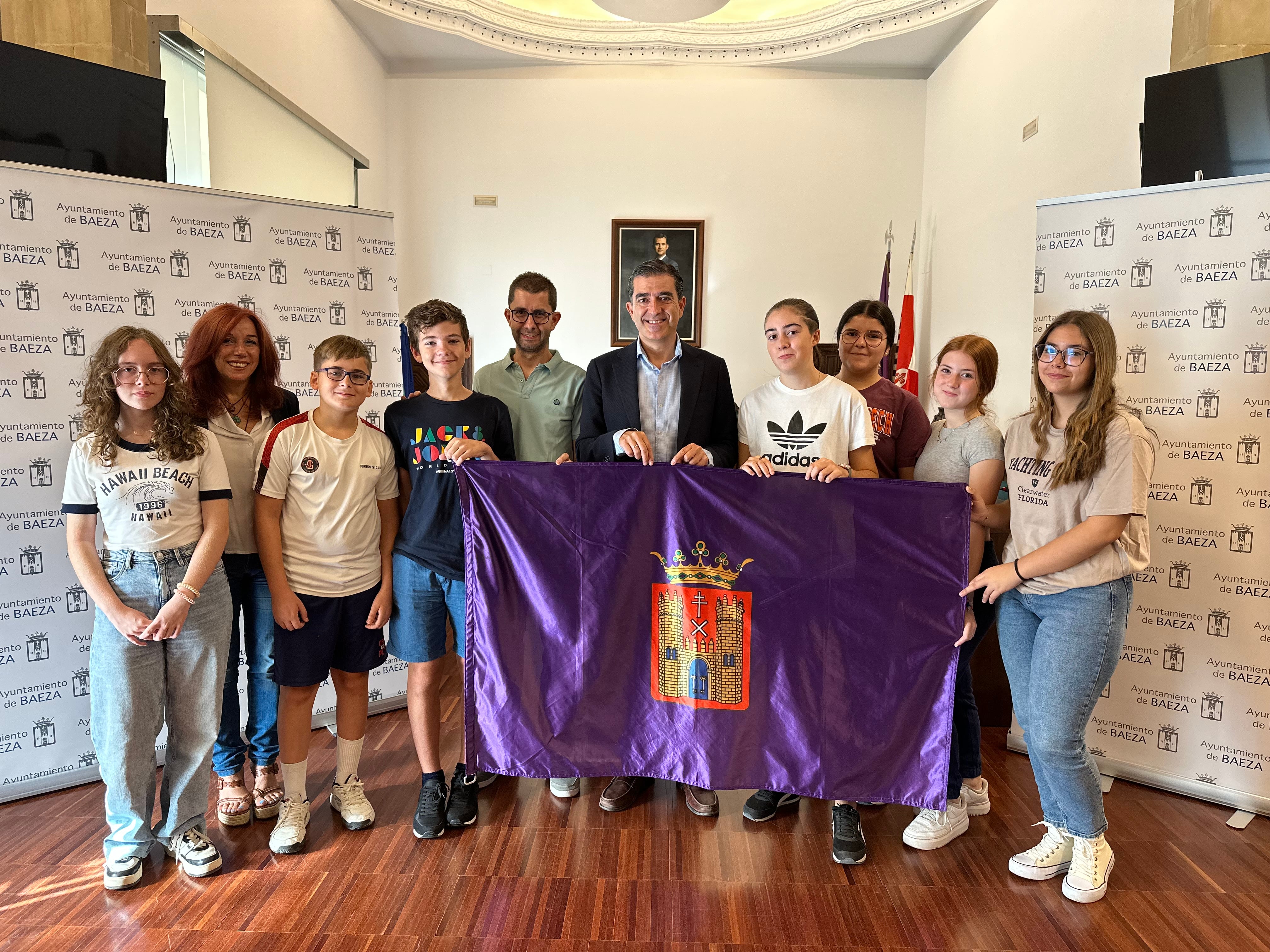 Alumnos y alumnas de Baeza que irán a la World Robot Olympiad, acompañadas por el alcalde, Pedro Cabrera