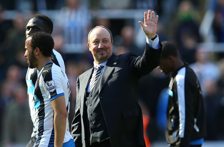 El entrenador español Rafa Benítez continuará en el Newcastle durante tres temporadas más pese a haber descendido a Championship