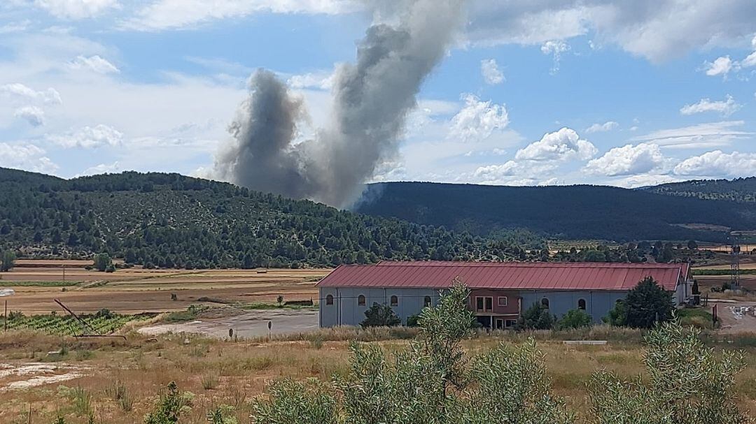 Imagen de la columna de humo provocada por el incendio de la granja avícola de Titaguas