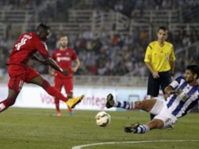 El centrocampista de la Real Sociedad, Markel Bergara (d), y el centrocampista francés del Getafe Abdoul Karim Yoda luchan por el balón durante el encuentro de la octava jornada de la Liga BBVA que han disputado hoy en el estadio de Anoeta de San Sebastián.