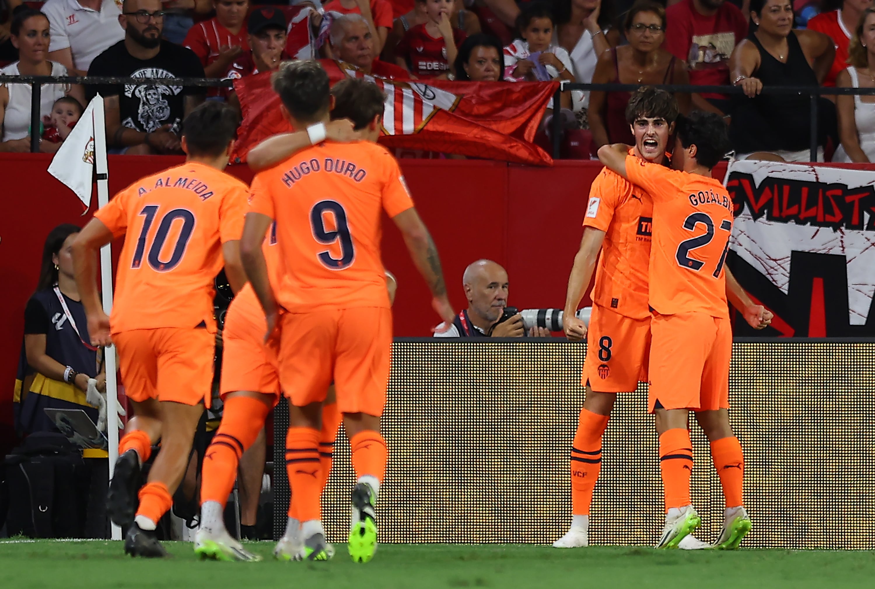 El Valencia celebra el tanto de Javi Guerra ante el Sevilla en el minuto 89 de partido. (Photo by Fran Santiago/Getty Images)