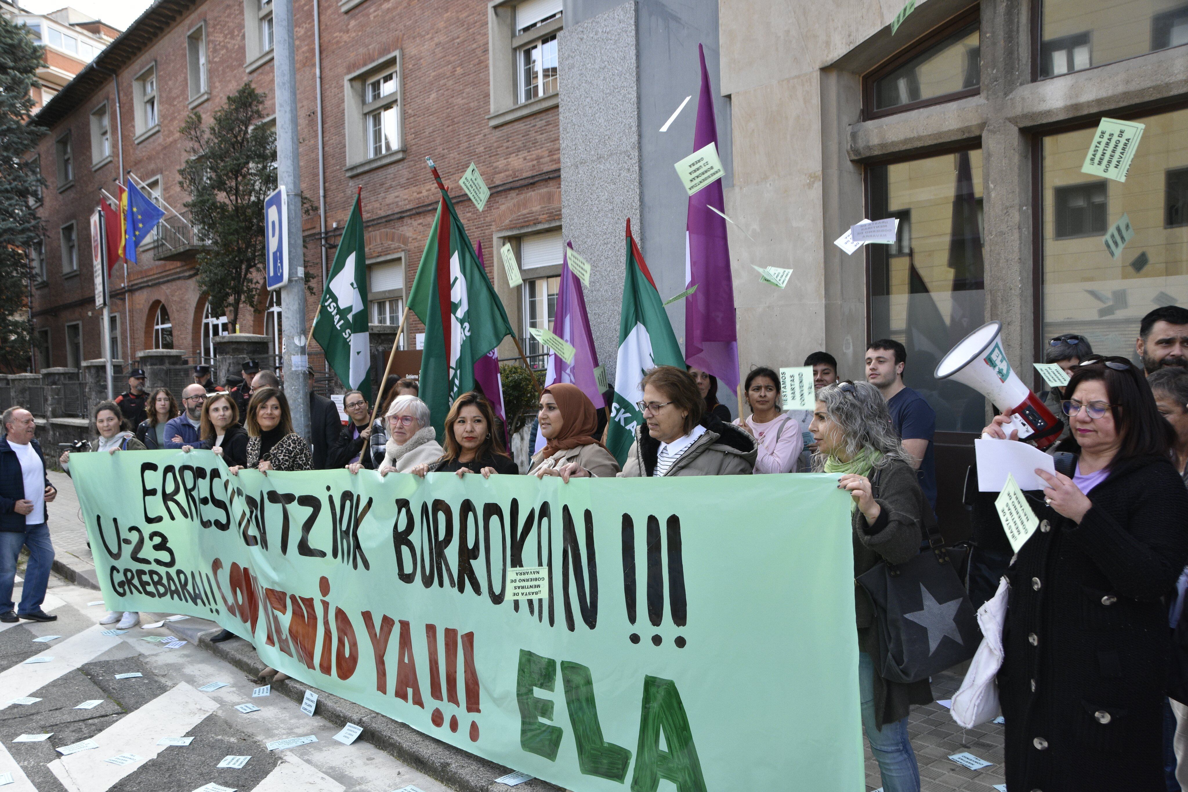 En Pamplona, el sindicato ELA se concentra en el marco de una jornada de huelga por el convenio de residencias en Navarra