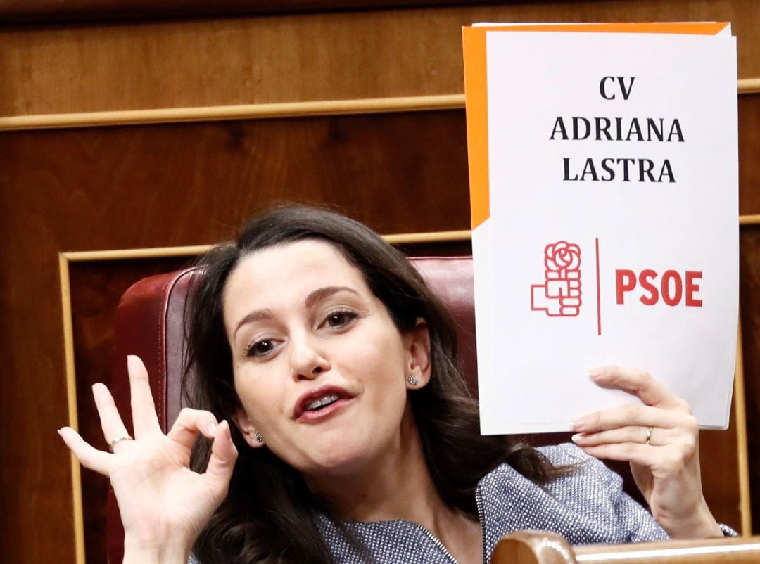 La portavoz de Ciudadanos, Inés Arrimadas, durante la segunda jornada del debate de investidura de Pedro Sánchez como presidente del Gobierno este domingo en el Congreso de los Diputados