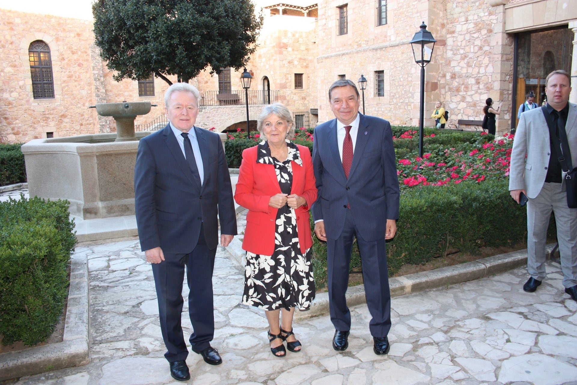 Los comisarios de Agricultura y Cohesión de la UE con el ministro Luis Planas en el Parador de Sigüenza