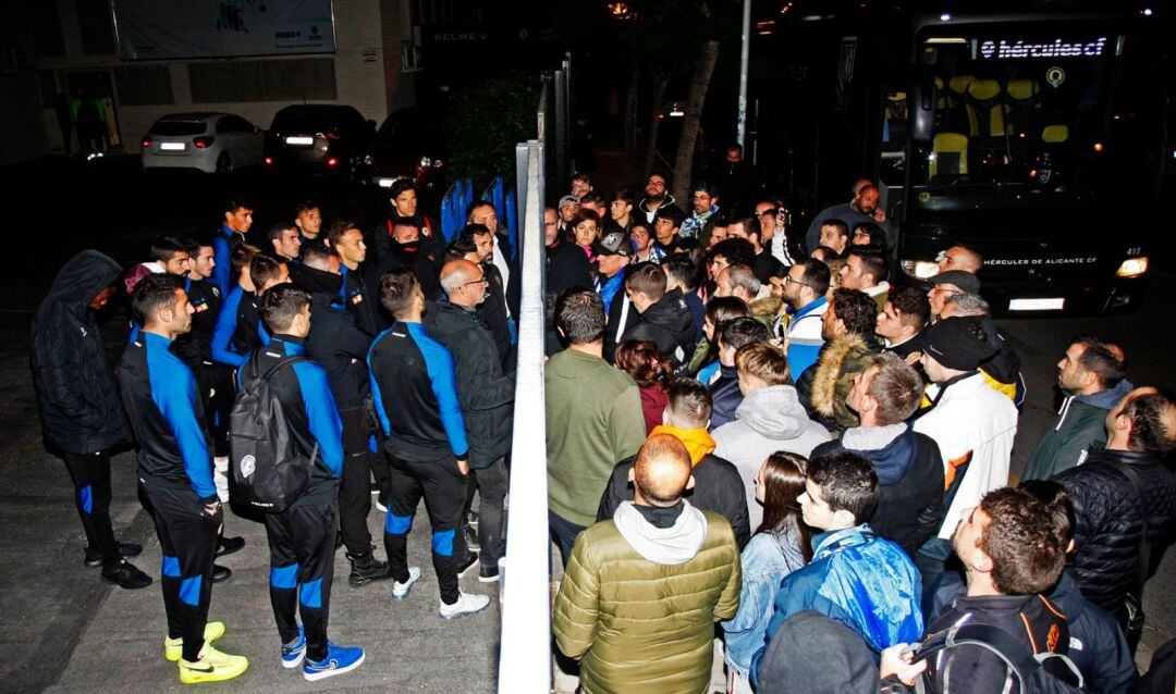 Los aficionados piden explicaciones a los jugadores, en el Rico Pérez