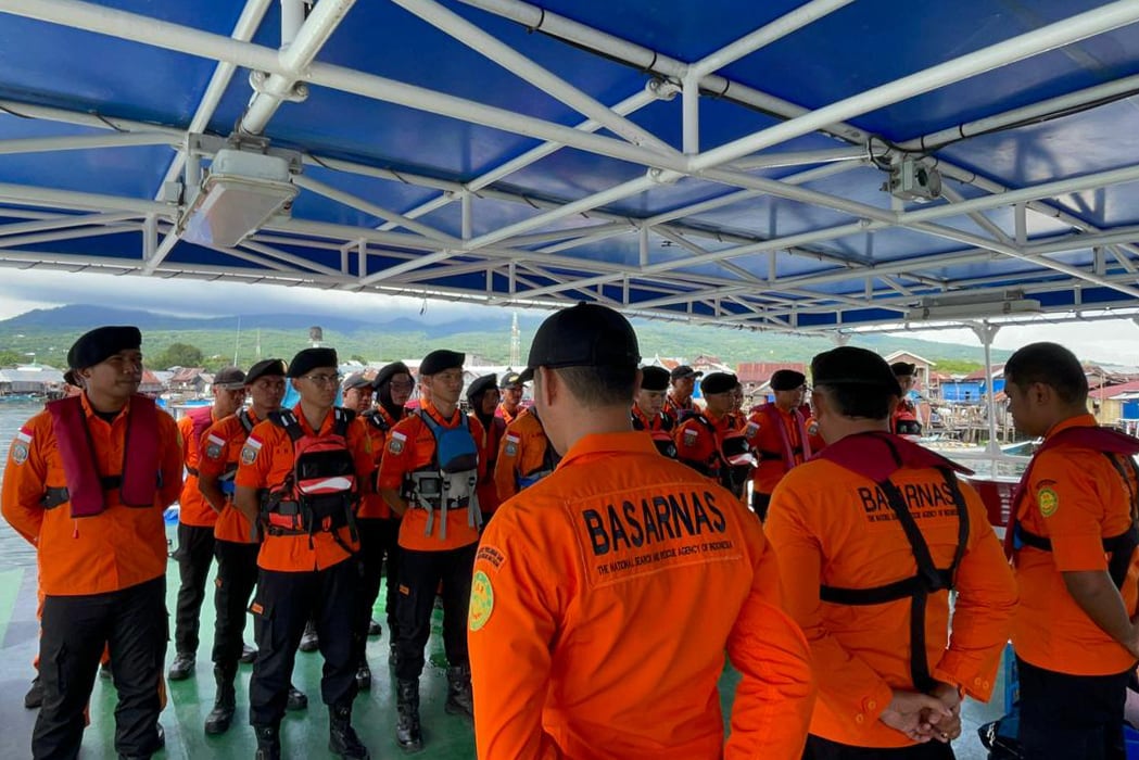 Fotografía cedida por el Equipo de Búsqueda y Rescate de Indonesia (SAR) donde se observa a sus integrantes formados previo a reanudar un trabajo de búsqueda este domingo, en Labuan Bajo (Indonesia). Los equipos de rescate de Indonesia ampliaron el área de búsqueda de un español y tres de sus hijos, desaparecidos desde el viernes tras el naufragio de una embarcación en aguas de la isla de Padar, al este de Bali. EFE/ Equipo de Búsqueda y Rescate de Indonesia