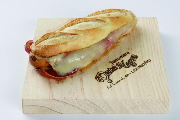 Bocatita de jamón serrano con queso (Pata Negra).