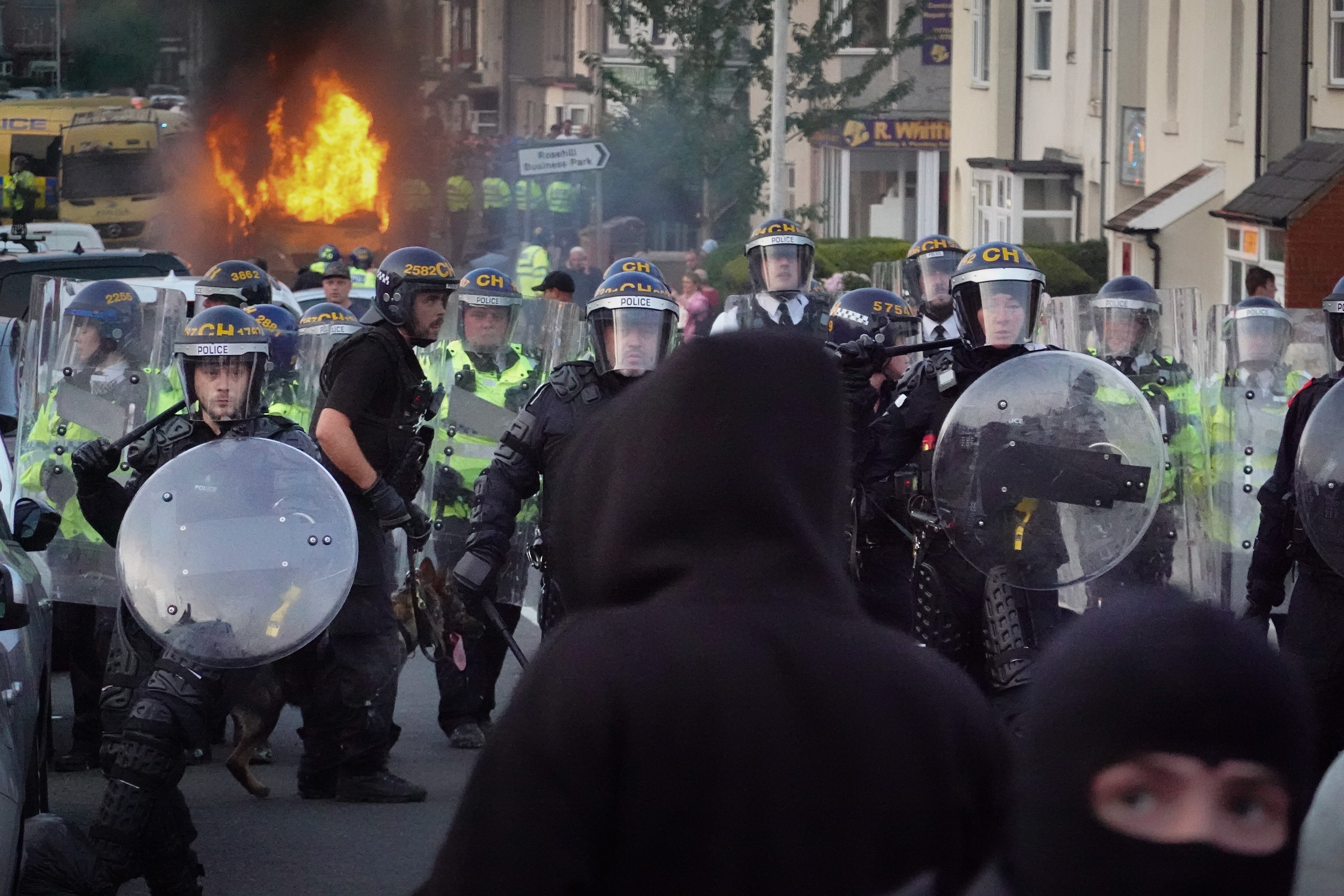 La policía actúa en las violentas protestas arrancadas en Southport, Reino Unido.