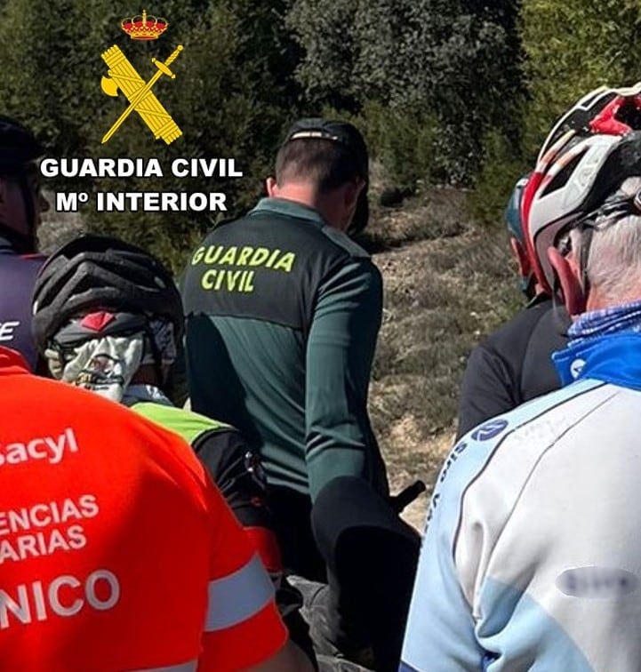 La Guardia Civil auxilia a un ciclista en Burgos. Foto: Guardia Civil