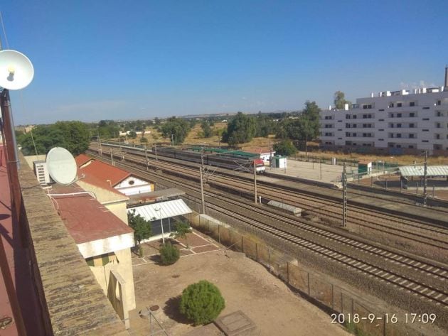 El metrotren en el apeadero de Villarrubia