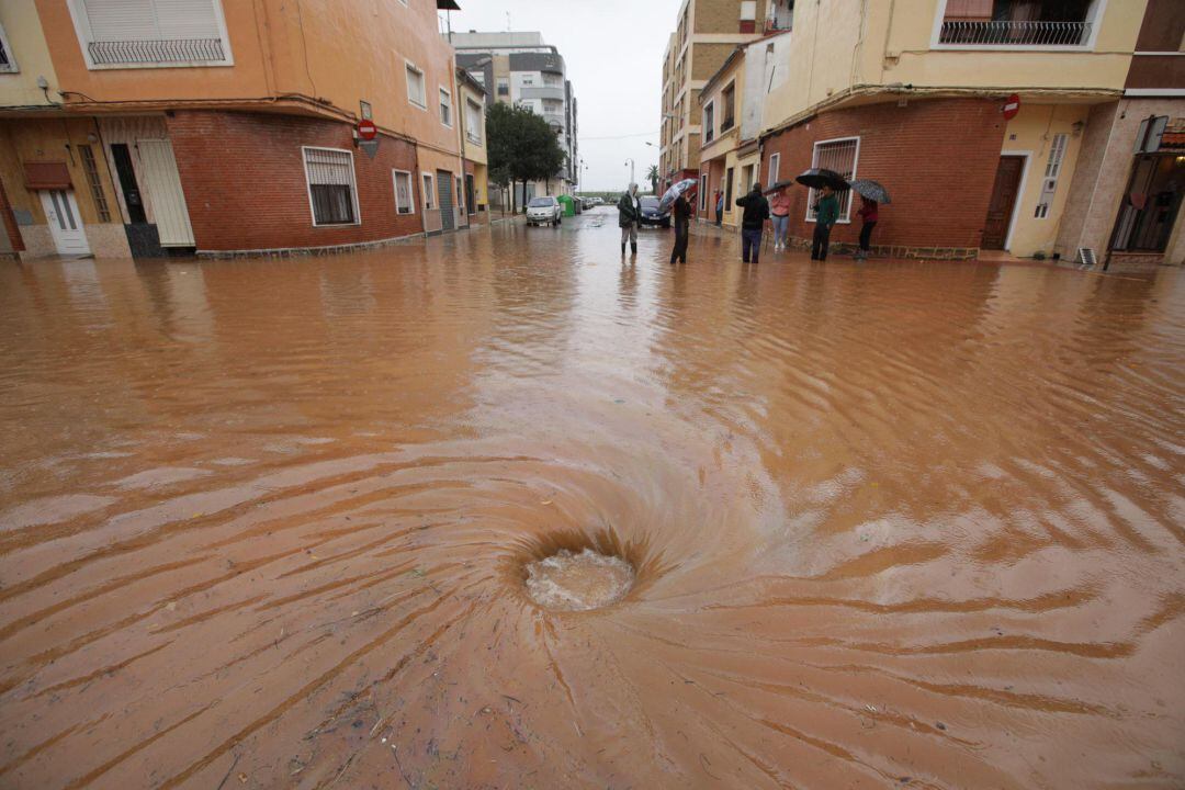 Las fuertes lluvias caídas durante la pasada noche y madrugada en la comarca valenciana de la Ribera han alcanzado la intensidad de torrenciales y han provocado desbordamientos de barrancos y cortes de carreteras. 