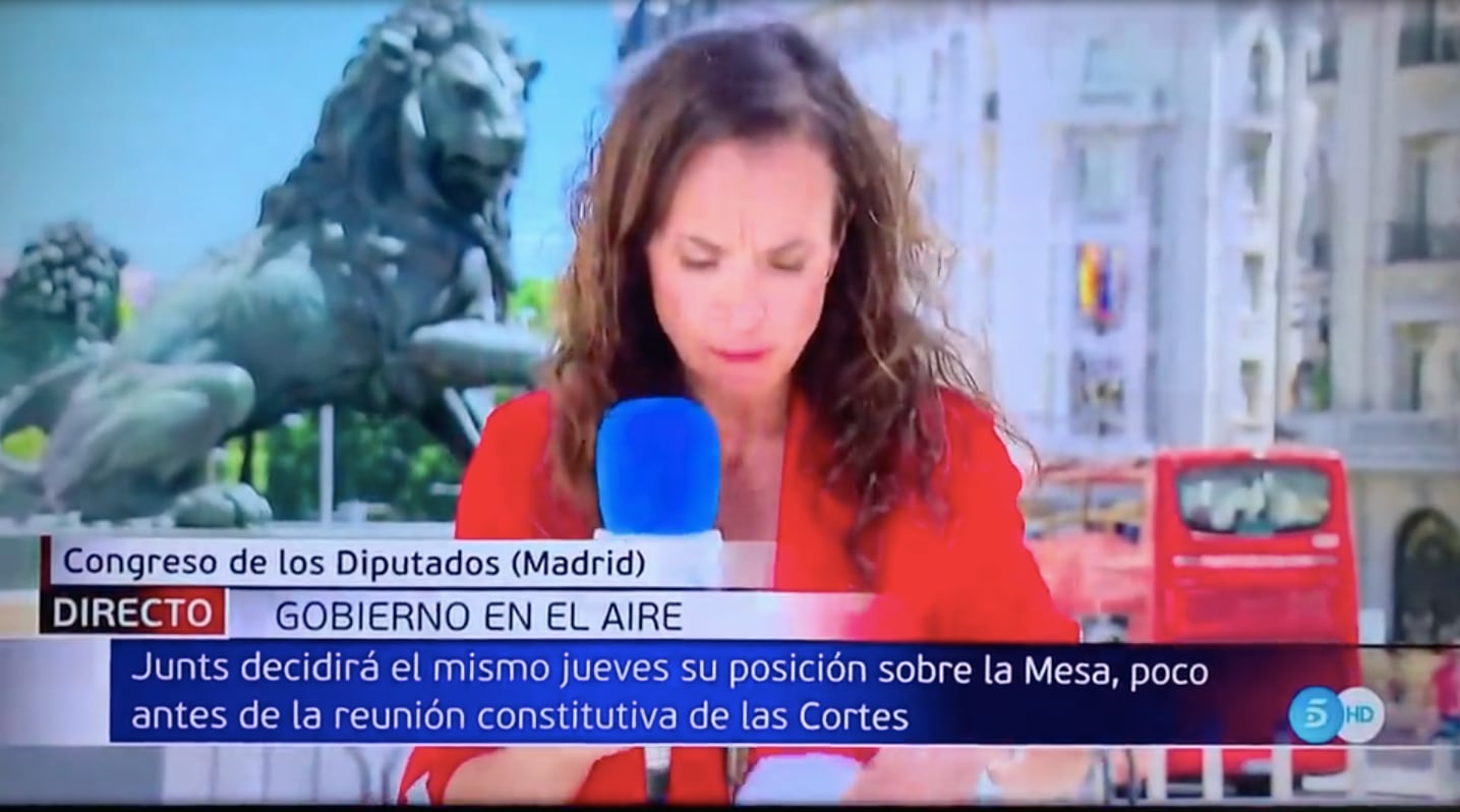 Una reportera de &#039;Informativos Telecinco&#039; durante del directo en el que ha protagonizado el curioso momento