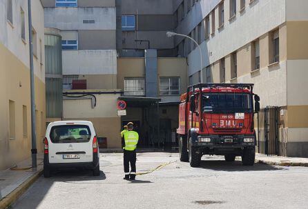 Un vehículo de la UME en el hospital.
