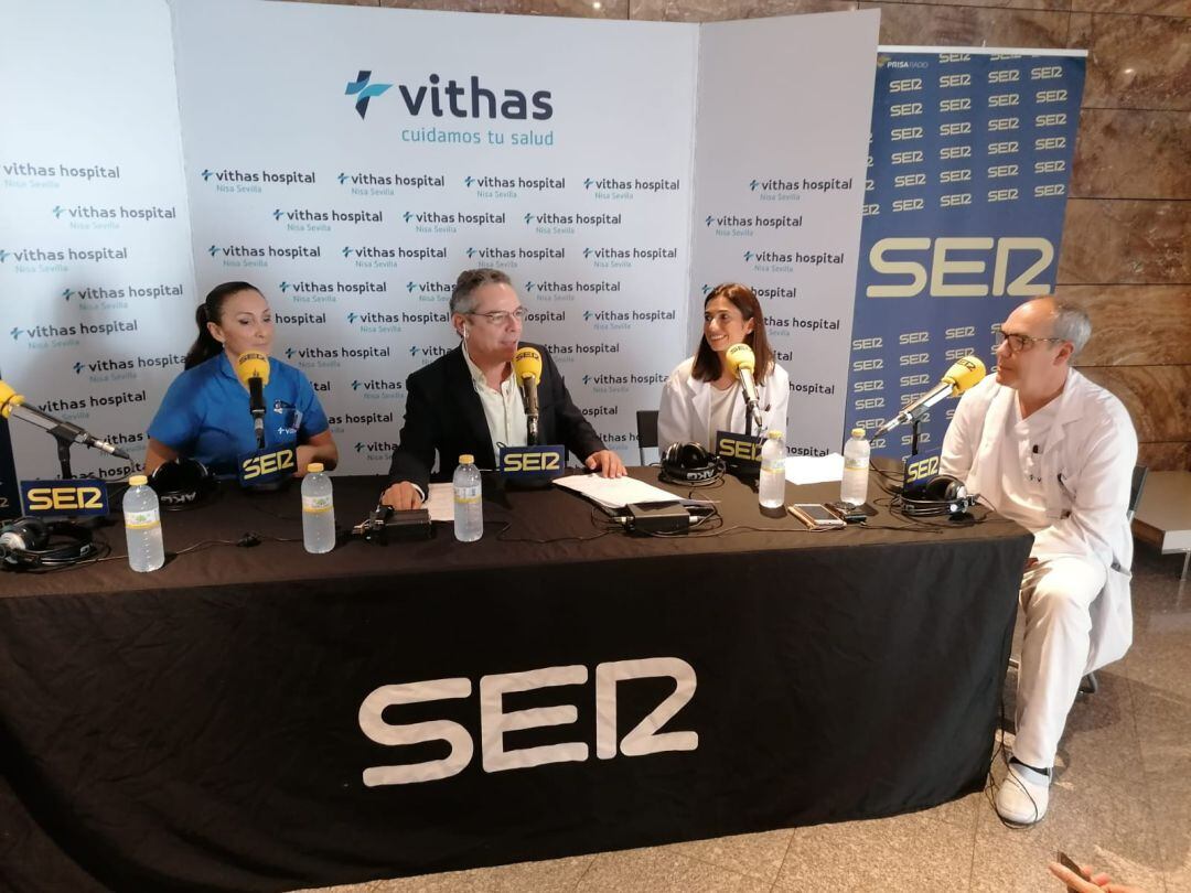 Salomón Hachuel, durante la emisión del programa Hoy por Hoy Sevilla desde el Hospital Vithas de Castilleja de la Cuesta