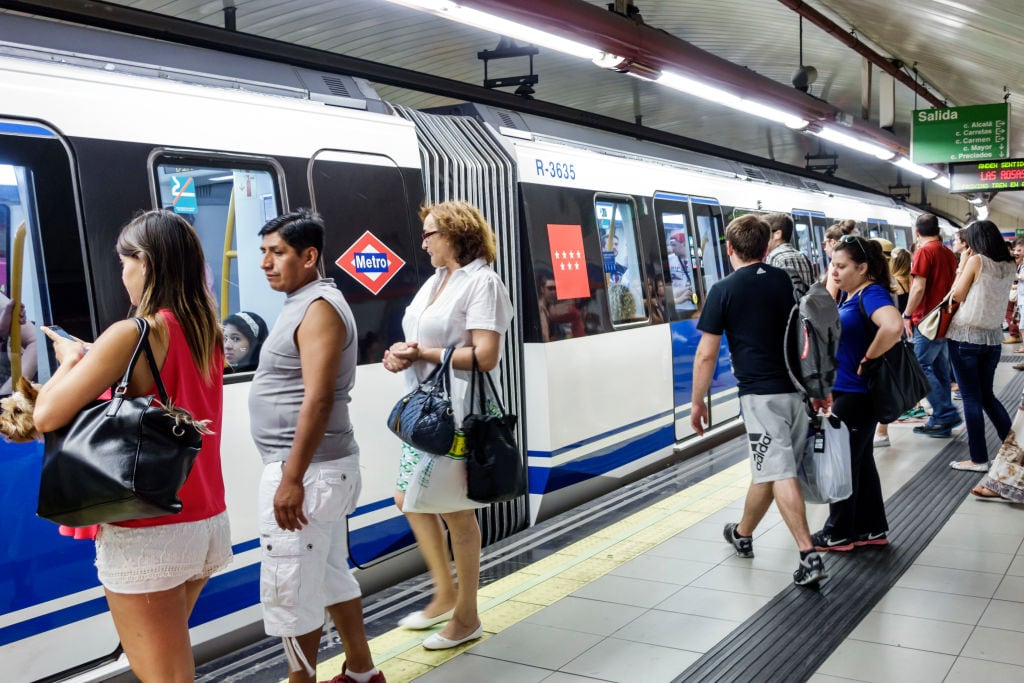 Pasajeros cogen el Metro en la estación de Sol.