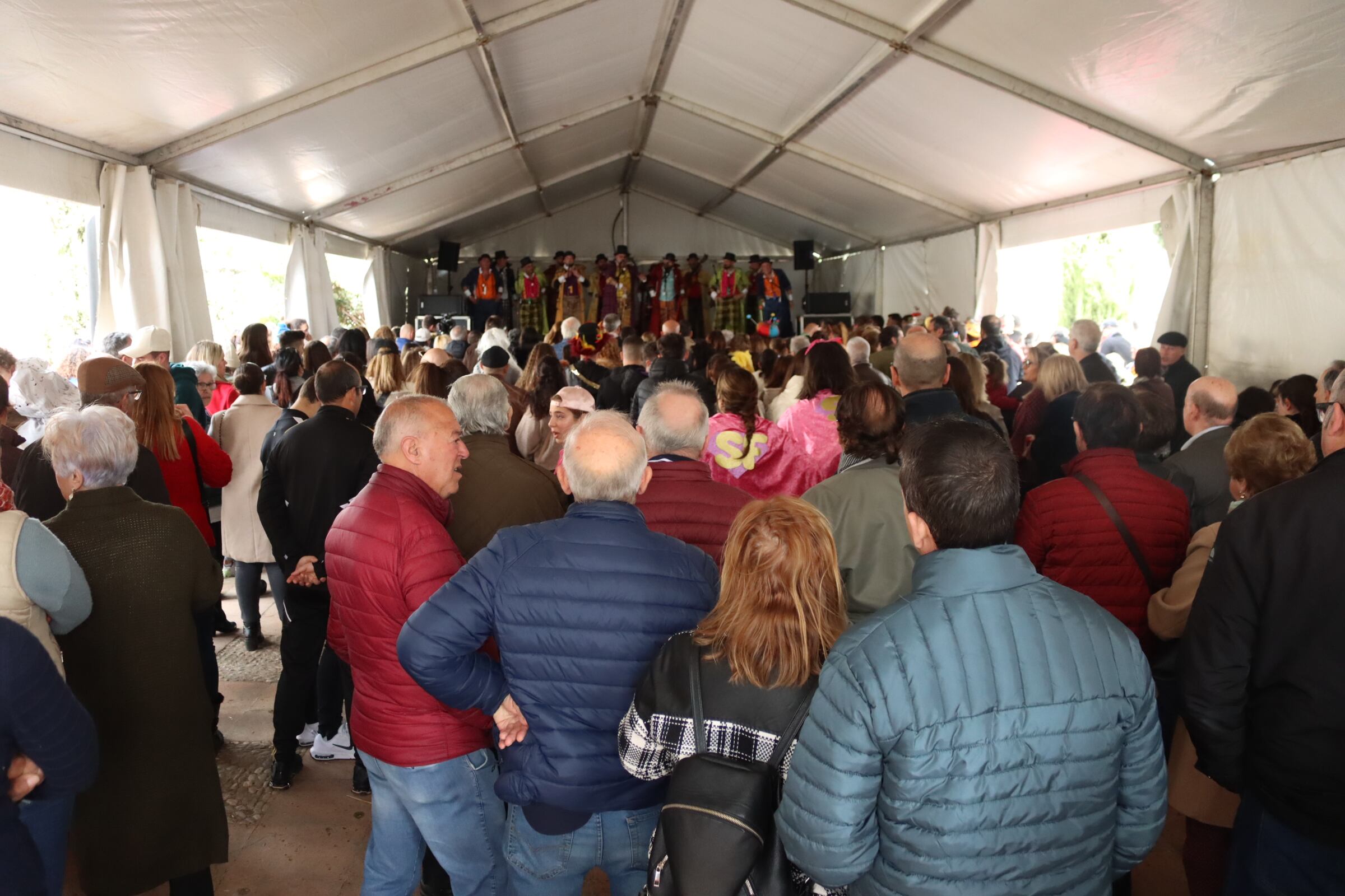 La chirigota gaditana 'Los viñanos' actuando en las Migas Populares