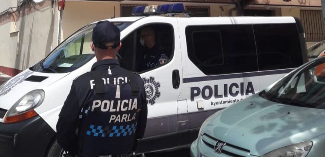 Imagen de archivo de un agente y un vehículo de la Policía Local de Parla