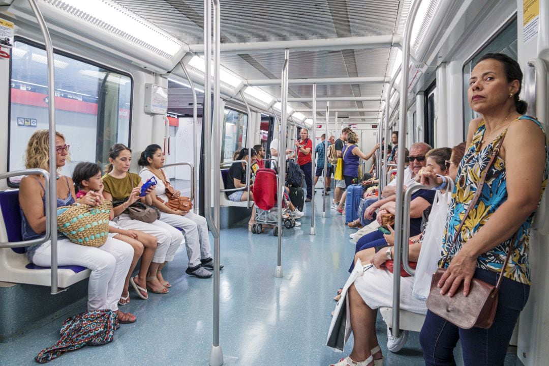 Dones al metro de Barcelona