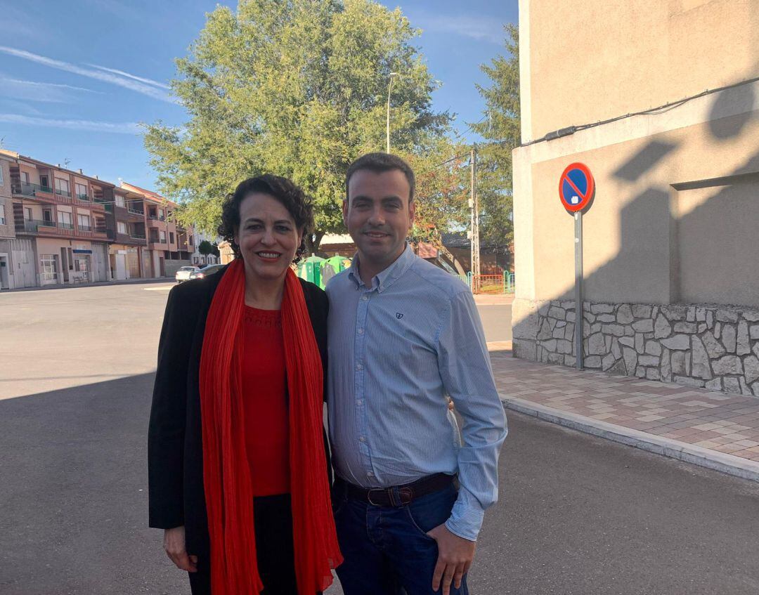 El alcalde de Cuéllar, Carlos Fraile junto a la ministra de Trabajo, Magdalena Valerio 