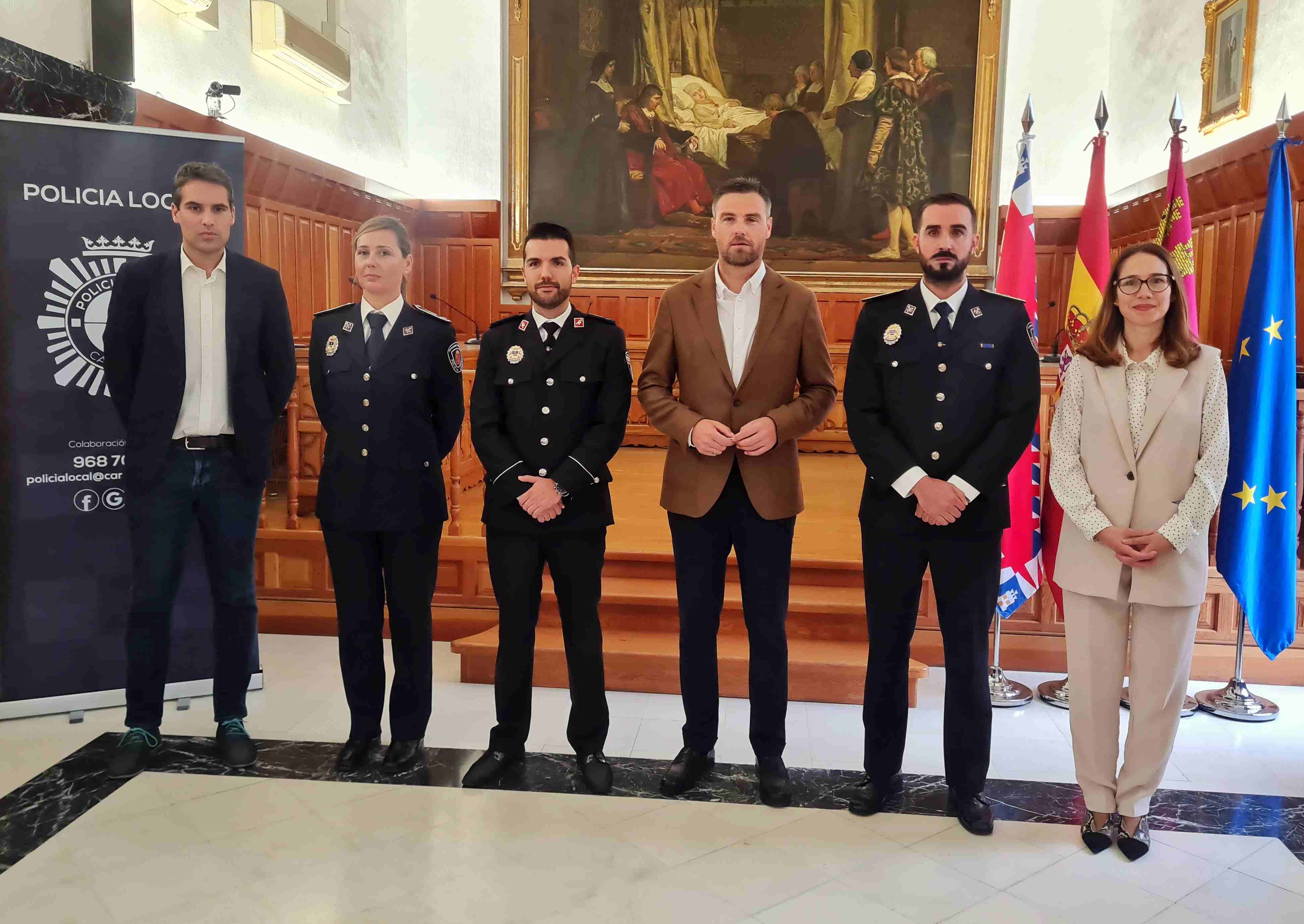 El Alcalde de Caravaca de la Cruz junto a los concejales de Seguridad Ciudadana y Recursos Humanos y los Policias en la toma de posesion de sus cargos