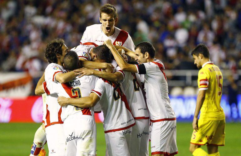 Los jugadores del Rayo Valecano celebran el gol marcado por Javi Guerra