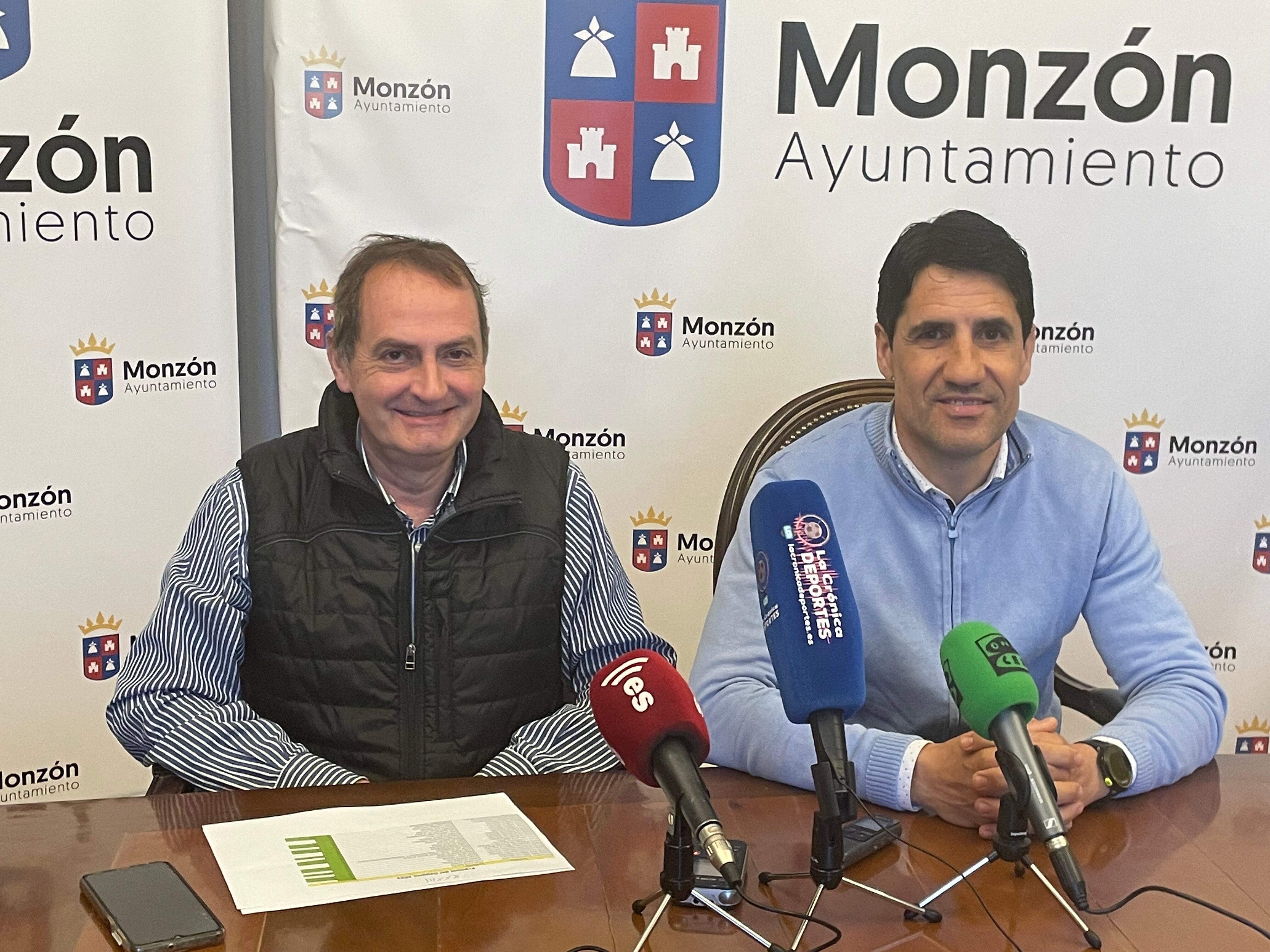 El concejal de Deportes del Ayuntamiento de Monzón, Eliseo Martín, y el director técnico, Luis Jalle, han presentado los Premios al Deporte de Monzón