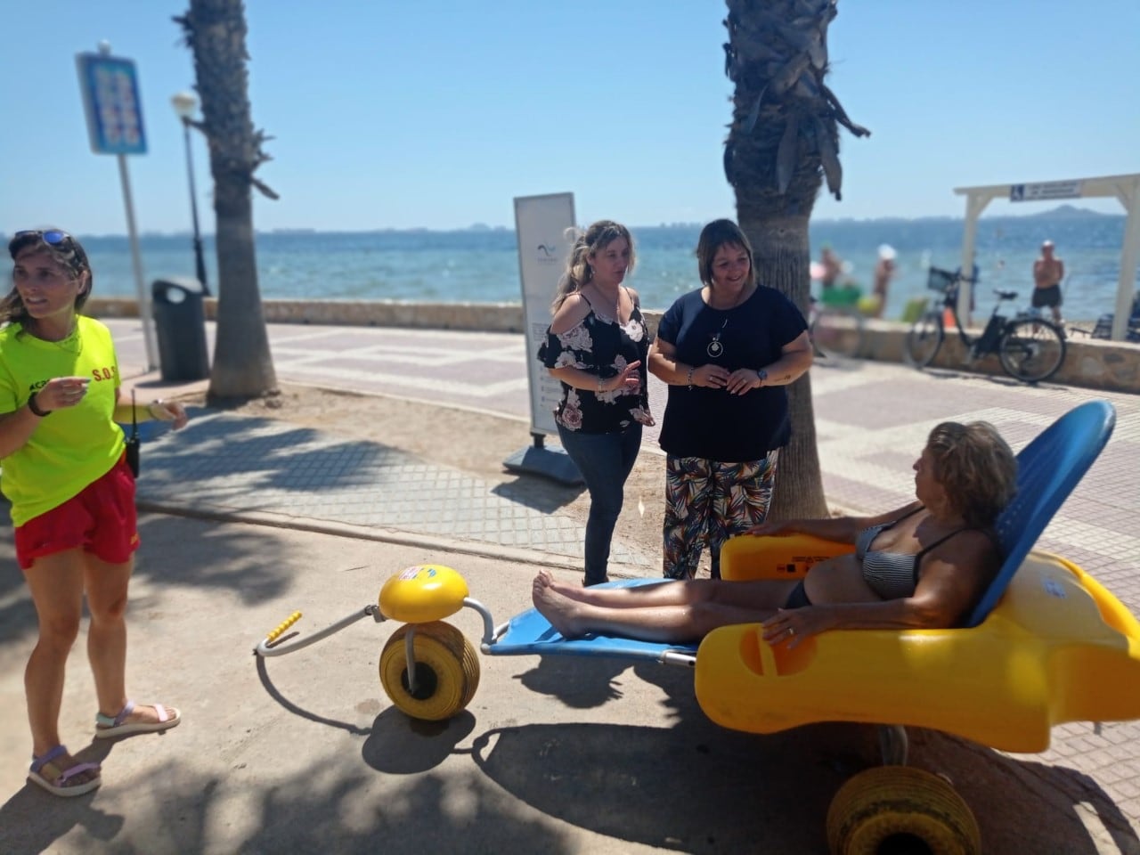 Baño asistido en las playas de Los Alcázares