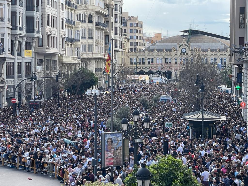 Vista de la multitud que ha asistido a la mascletà del 18 de marzo en la calle Marqués de Sotelo de València.