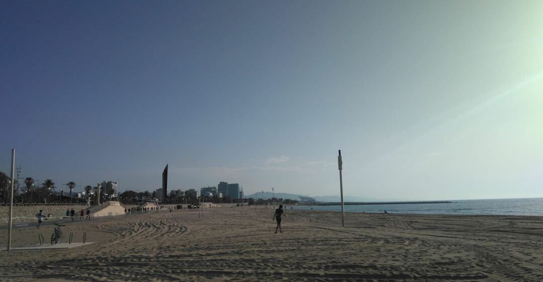 Poca gent avui fent esport a les platges de Barcelona