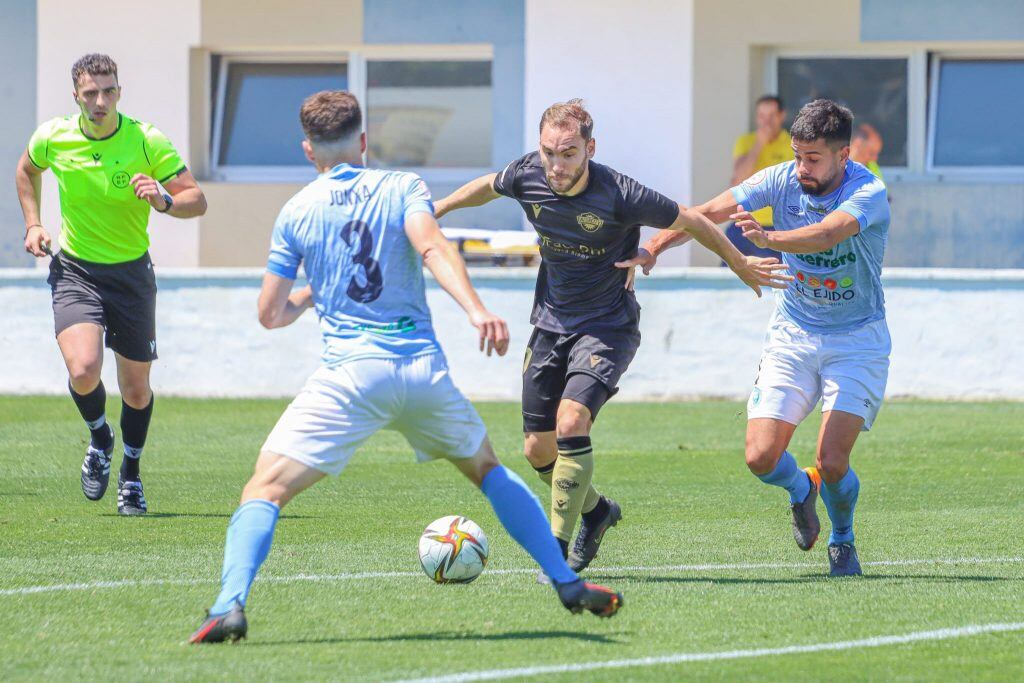 Cristian Herrera, jugadore del Intercity, frente al Polideportivo El Ejido