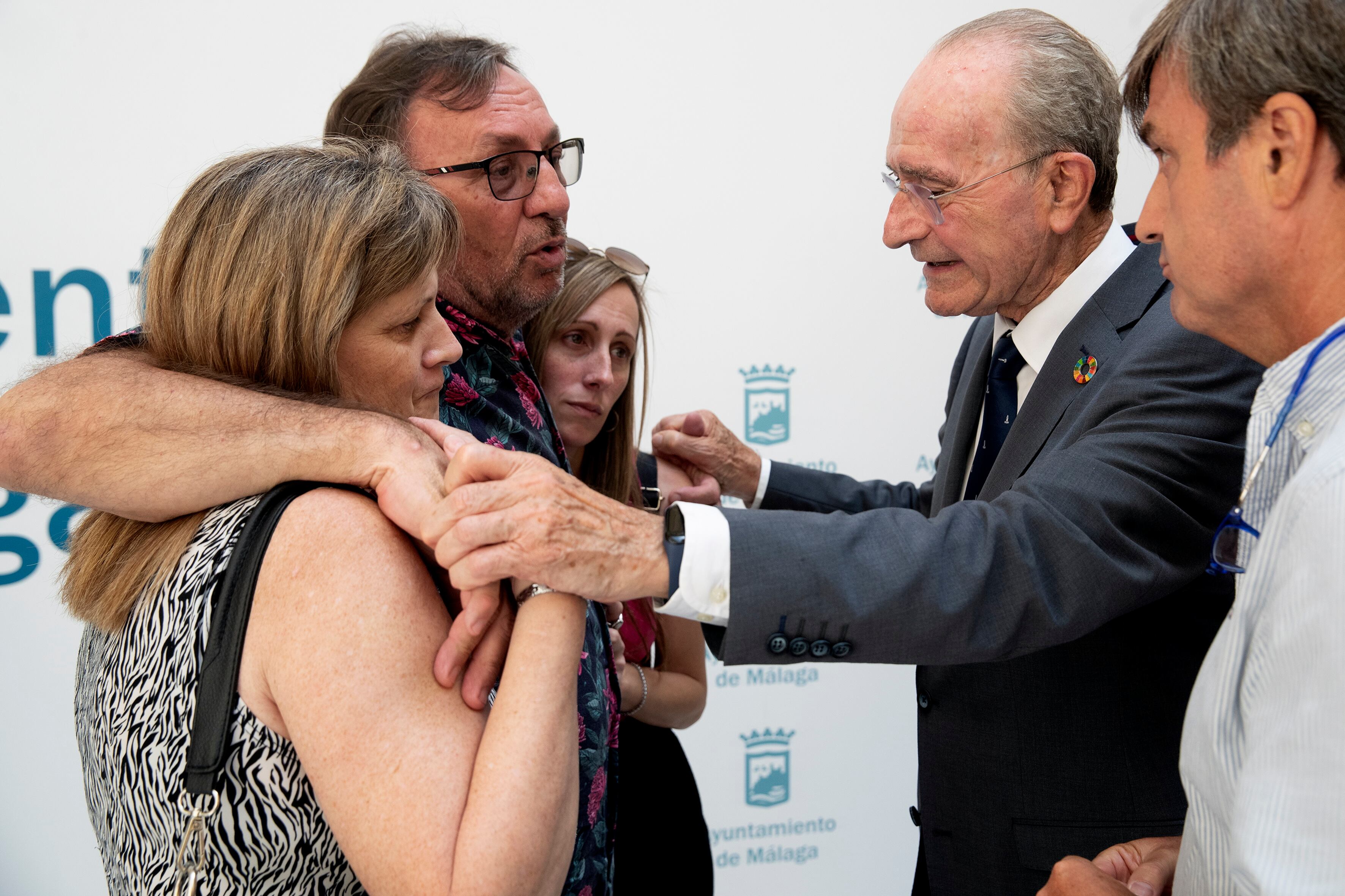 MÁLAGA, 05/09/2023.- Los familiares de los argentinos desaparecidos el pasado 27 de agosto en la costa de Málaga, Maxi Ludvik, de 29 años, y Emmanuel Soria, de 34 años. Durante la rueda de prensa que han realzado hoy martes en el Ayuntamiento de Málaga, tras reunirse con su alcalde, Francisco de la Torre(2d).EFE/Jorge Zapata
