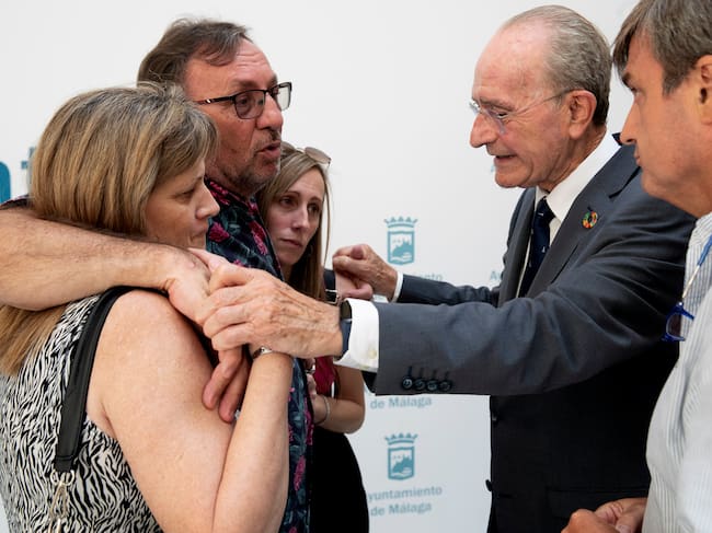 MÁLAGA, 05/09/2023.- Los familiares de los argentinos desaparecidos el pasado 27 de agosto en la costa de Málaga, Maxi Ludvik, de 29 años, y Emmanuel Soria, de 34 años. Durante la rueda de prensa que han realzado hoy martes en el Ayuntamiento de Málaga, tras reunirse con su alcalde, Francisco de la Torre(2d).EFE/Jorge Zapata