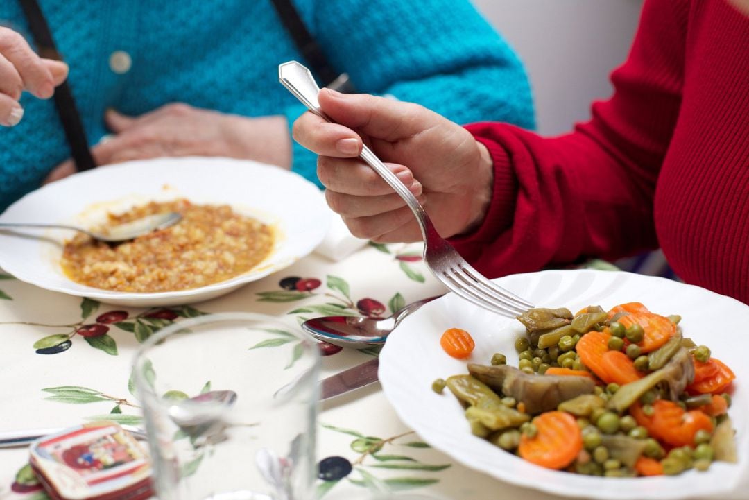 Dos personas comparten una comida.