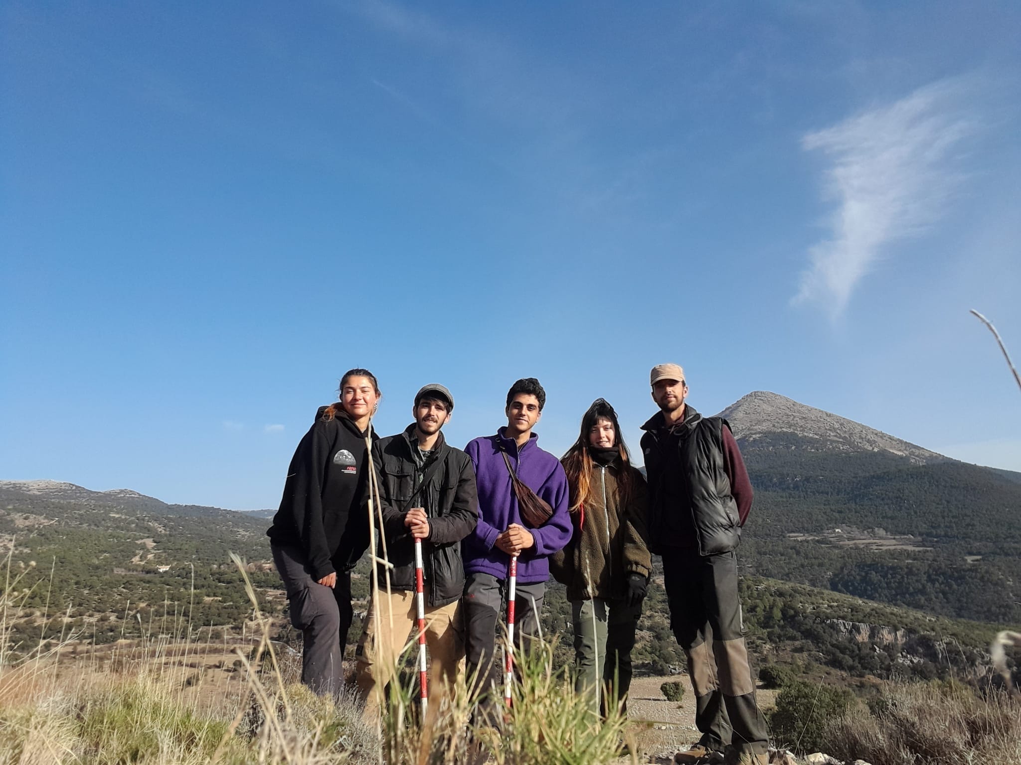 Equipo de arqueólogos que trabajan en el nuevo yacimiento arqueológico de Los Castellones, en La Puebla de don Fadrique (Granada)