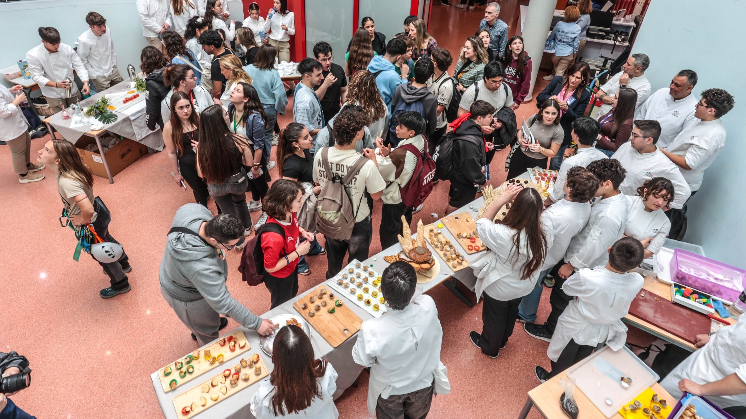 El Centro Cívico y Juvenil se ha llenado de estudiantes de Elda