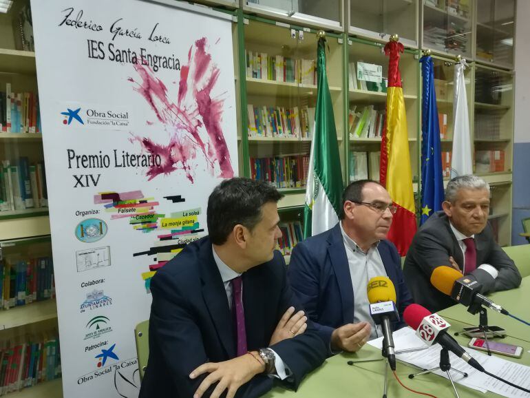 El director del IES Santa Engracia, Alfredo Marquéz, junto con representantes de la Caixa en la provincia de Jaén presentan el XIV Premio Literario &quot;Federico García Lorca&quot;