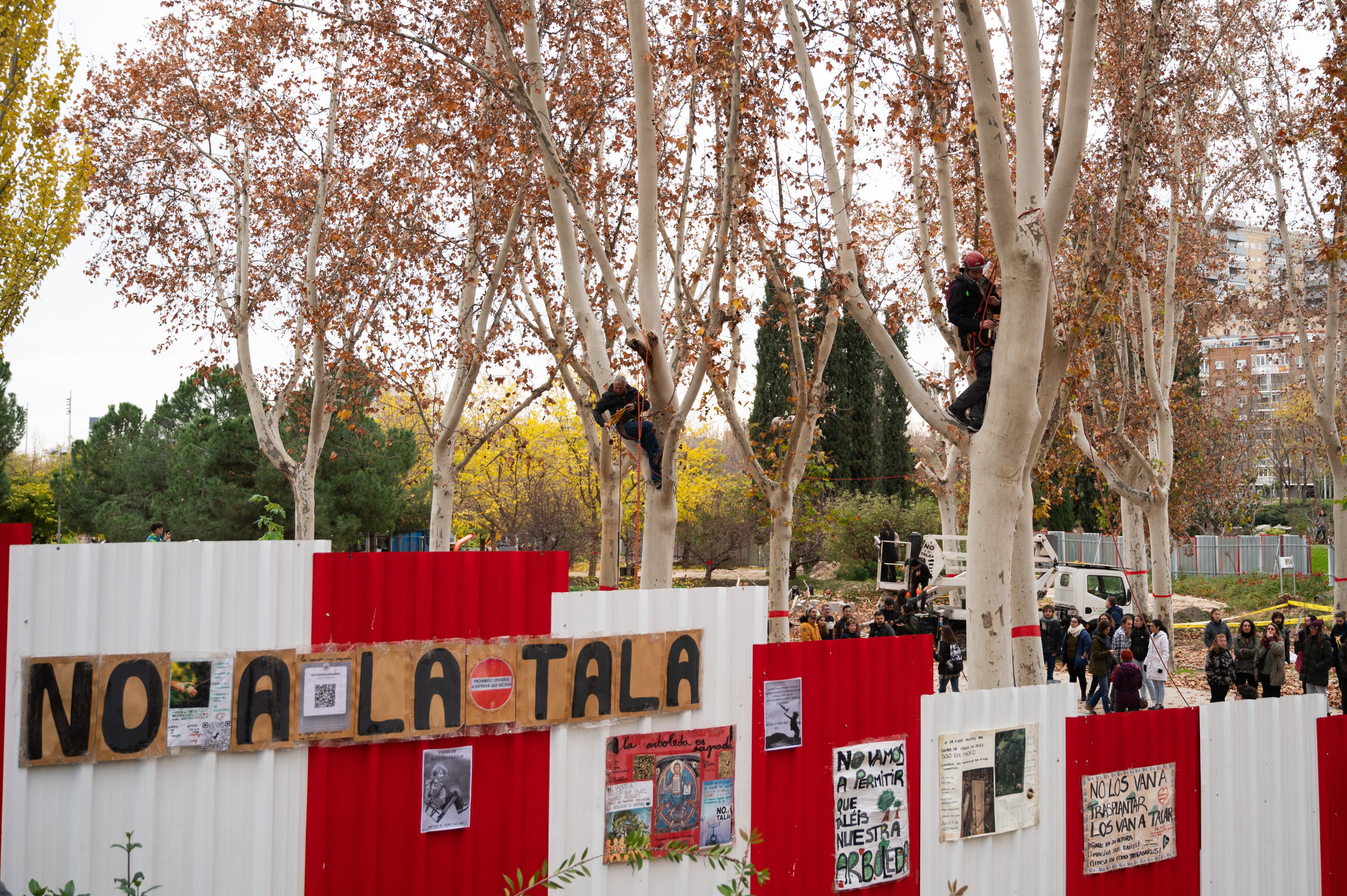 Activistas climáticos protestan en el barrio de Arganzuela, en la zona de Madrid Río.