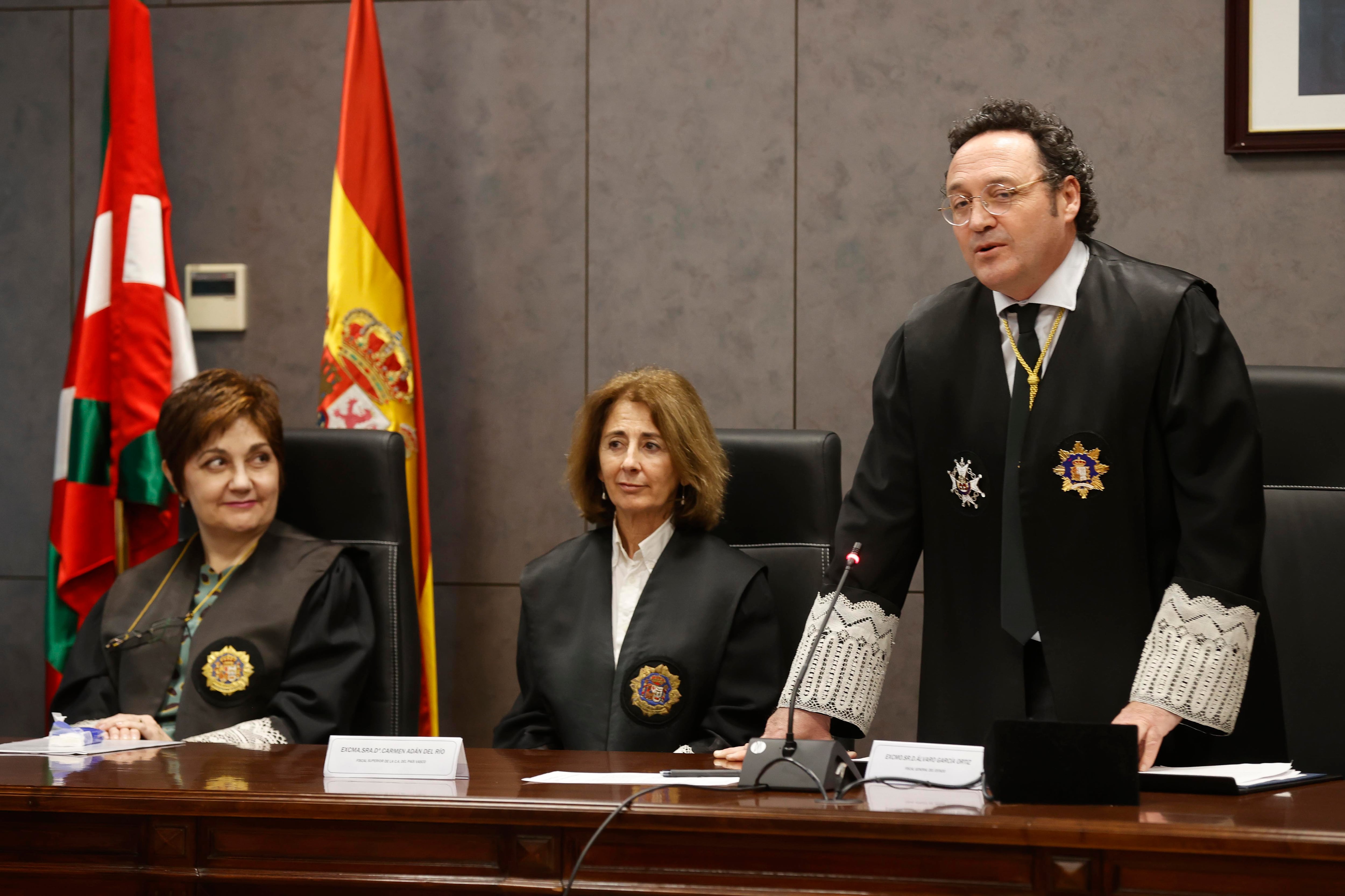 El Fiscal General del Estado, Álvaro García Ortiz (d), interviene este viernes en la toma de posesión de la Fiscal Jefa de Bizkaia, Ana María Sola Ibarra. EFE/Miguel Toña