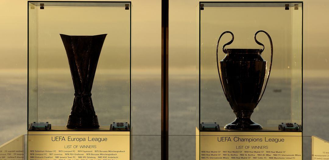 Los trofeos de la Europa League y de la Champions League, en una imagen de archivo