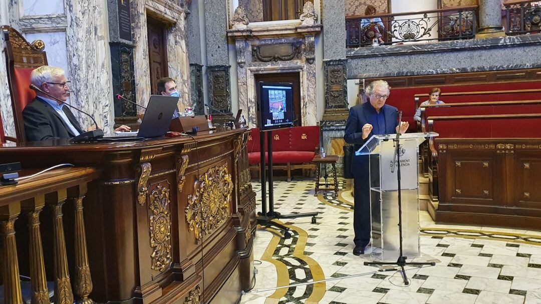 Joan Romero, catedrático de Geografía Humana en la Universitat de València, durante su intervención en la comisión para la reconstrucción de la ciudad que ha creado el Ayuntamiento. 