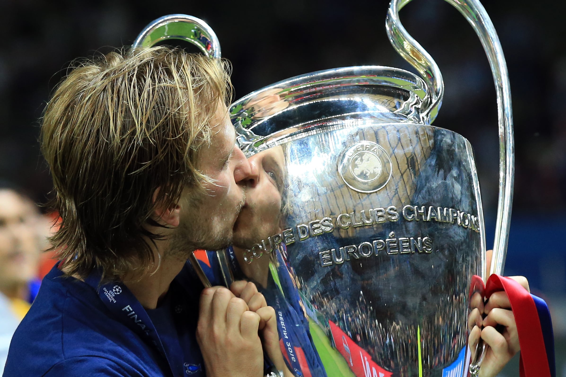 Ivan Rakitic besa el trofeo de la Champions tras ganarla con el FC Barcelona en 2015