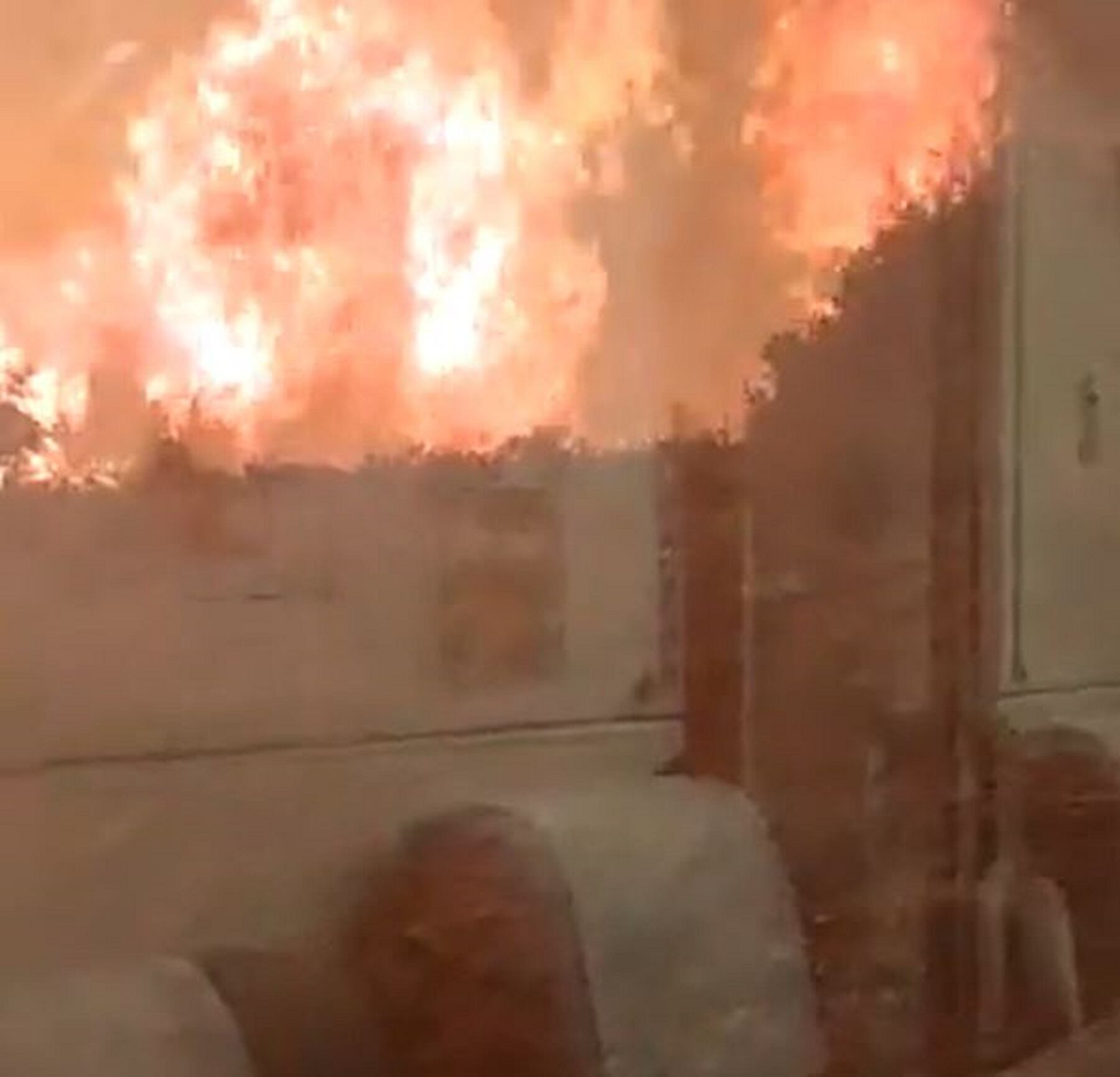 Fotograma de un vídeo compartido en Twitter en el que se aprecia el incendio de Bejís desde el interior del tren.