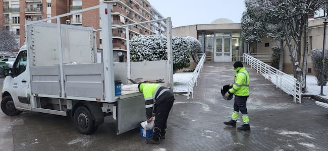 La brigada municipal de Mollerussa, extenent sal als carrers per evitar relliscades davant l'anunci d'un important descens de les temperaturs. Foto: Ajuntament de Mollerussa.