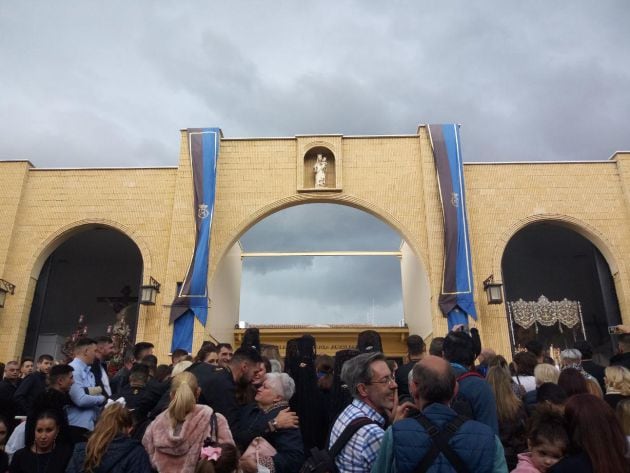 Los pasos de Los Salesianos en su capilla de salida tras la supresión de la estación de penitencia por la lluvia