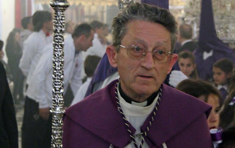 El sacerdote Manuel Carrillo, párroco de san Matías, haciendo estación de penitencia junto a la Hermandad de las Penas