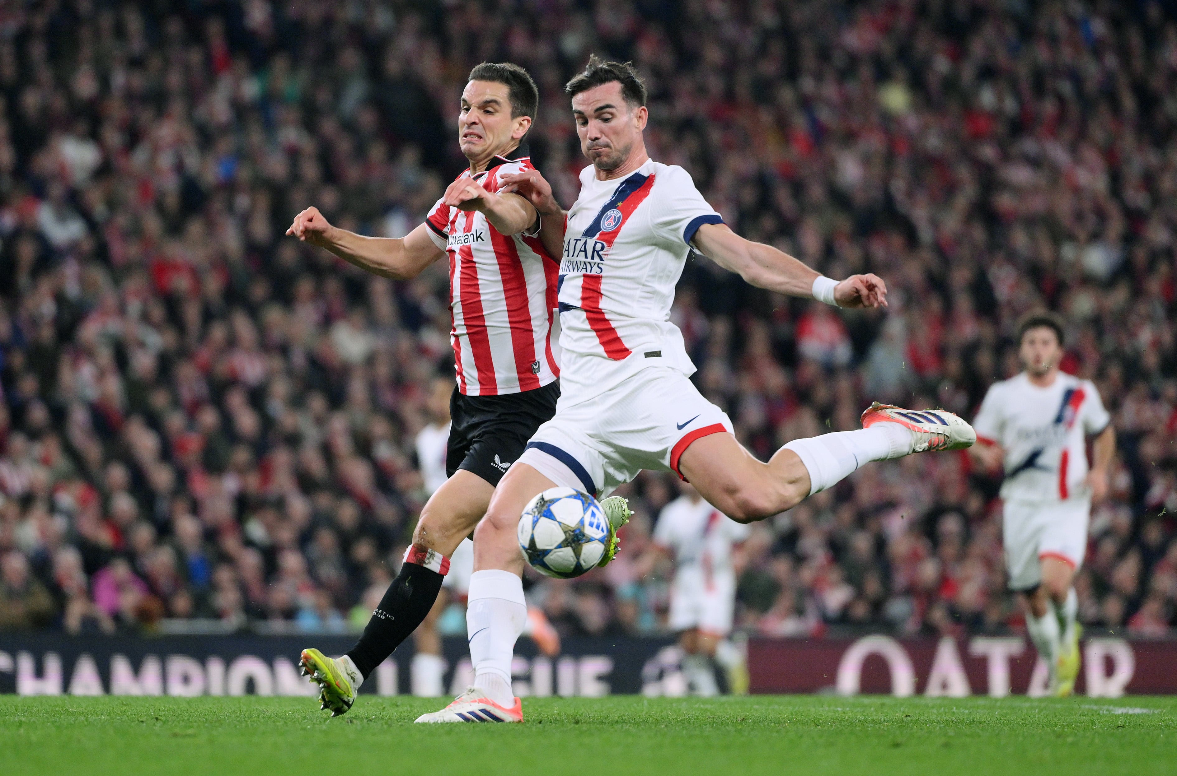 Iñigo Ruiz de Galarreta pelea un balón con Fabián Ruiz, jugador del PSG